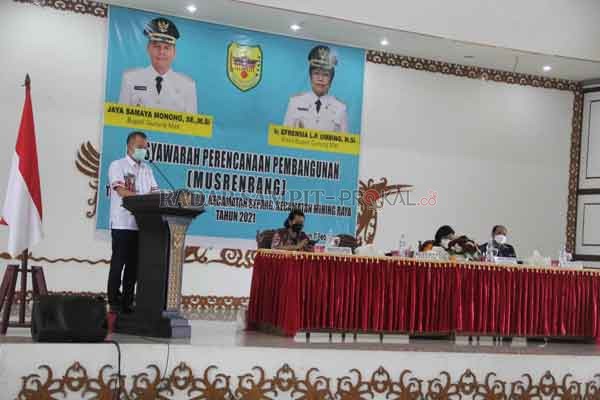 BERI ARAHAN : Bupati Gumas Jaya S Monong (berdiri) didampingi Wakil Bupati Efrensia LP Umbing, dan Kepala Bappedalitbang Yantrio Aulia, memberikan arahan pada pelaksanaan musrenbang tingkat Kecamatan Kurun, Mihing Raya, dan Sepang tahun 2021, di GPU Daman