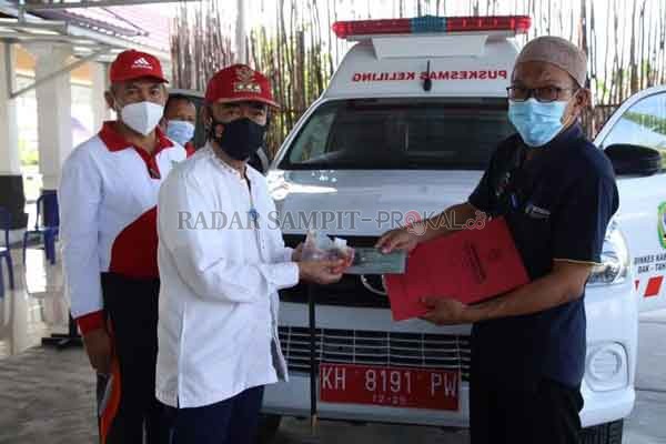 LAYANAN KESEHATAN : Bupati Seruyan Yulhaidir saat menyerahkan ambulans kepada Kepala UPTD Puskesmas Telaga Pulang, Jumat (12/2).(HENDRI/RADAR SAMPIT)