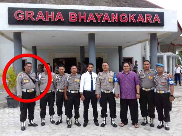 Anggota Polsek Pulau Hanaut Aipda Yano semasa hidup saat berfoto bersama rekan-rekannya.(IST)