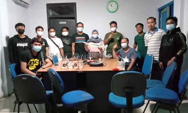 KOORDINASI : Direktur SKH Radar Sampit Siti Fauziah ( tengah) bersama para panitia lomba kejuaraan daerah perahu ces, di sela menggelar rapat pematangan persiapan, Minggu (14/2) malam. Rencananya lomba akan digelar di Sungai Mentaya Desa Terantang Kecamat