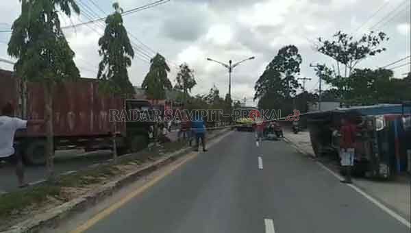 TERGULING : Truk bermuatan beras terguling di Jalan Ahmad Yani, Kelurahan Baru. kecamatan Arsel, Kabupaten Kobar, Senin (15/2) pukul 12.45 WIB.(ISTIMEWA/RADAR PANGKALAM BUN)