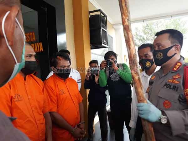 DIAMANKAN : SN dan WD, dua dari tujuh pelaku bentrokan di depa Karaoke NAV Jalan G Obos Palangka Raya, pada Kamis 11/2) malam,  yang sudah ditetapkan tersangka oleh Polresta Palangka Raya.(DODI/RADAR PALANGKA)