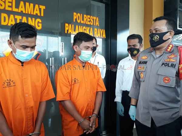 TERSANGKA:  Pelaku pencurian yang merupakan kakak beradik, TA (36) dan WR (33) warga  jalan Yos Sudarso saat diekspose di depan Polresta Palangka Raya. Mereke diringkus bersama sejumlah barang bukti berupa benda berharga, milik korbannya.(DODI/RADAR PALAN