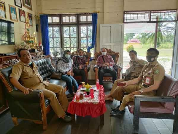 KOORDINASI: Manajamen Radar Sampit bersama Camat Seranau Eddy Hidayat Setiadi saat bertandang ke Kantor Kecamatan Seranau untuk membahas persiapan lomba balap ces, kemarin (16/2).