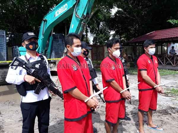 TERSANGKA: Tiga orang pekerja tambang yang  dibekuk tim Subdit IV Tindak Pidana Tertentu (Tipiter) Ditreskrimsus Polda Kalteng, bersama sejumlah barang bukti, setelah kedapatan melakukan PETI di wilayah Pasak  Talawang, Kapuas .(FOTO DODI RADAR PALANGKA)