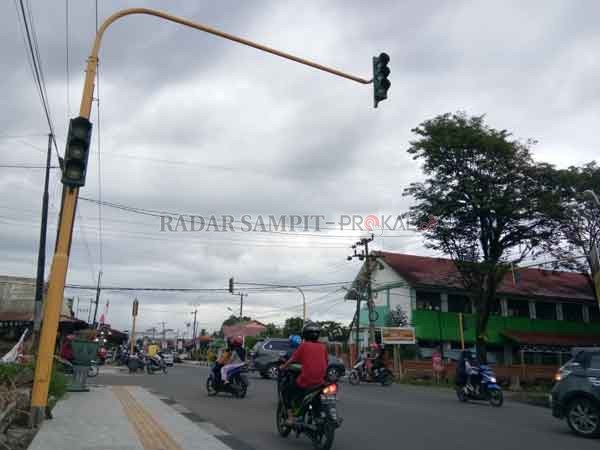 RUSAK: Salah satu lampu pengatur lalu lintas yang tak berfungsi di Kota Sampit.((dok.HENY/RADAR SAMPIT))