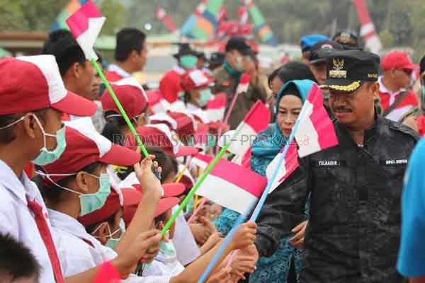 KUNJUNGAN KERJA: Bupati Seruyan Yulhaidir mengunjungi sejumlah sekolah di wilayah Kecamatan Seruyan Tengah beberapa waktu lalu.(DOKUMENTASI HENDRI/RADAR SAMPIT)
