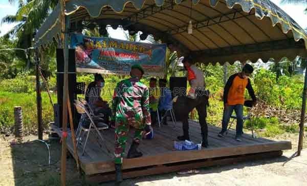 LANGGAR PROKES : Babinsa Teluk Pulai Koramil 1014/02 Kumai dan Bhabinkamtibmas Polsek Kumai membubarkan hiburan musik di acara pernikahan warga Desa Teluk Pulai, Kecamatan Kumai, Kabupaten Kobar, Rabu (17/2).(      Istimewa/Radar Pangkalan Bun)