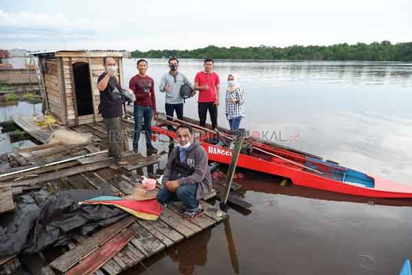 CEK LOKASI: Direktur Radar Sampit Siti Fauziah bersama Camat Seranau Eddy Hidayat Setiadi saat melihat lokasi pertandingan lomba jukung ces di Desa Terantang, Kecamatan Seranau, Jumat (19/2).(USAY NOR RAHMAD/RADAR SAMPIT)