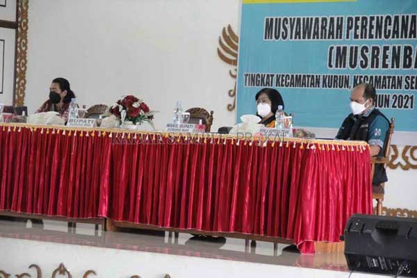 SERAP USULAN: Kepala Bappedalitbang Yantrio Aulia (ujung kanan) bersama Wakil Bupati Efrensia LP Umbing (tengah) mengikuti musrenbang tingkat Kecamatan Kurun, Mihing Raya, dan Sepang tahun 2021, di GPU Damang Batu, pekan lalu.(ARHAM SAID/RADAR SAMPIT)