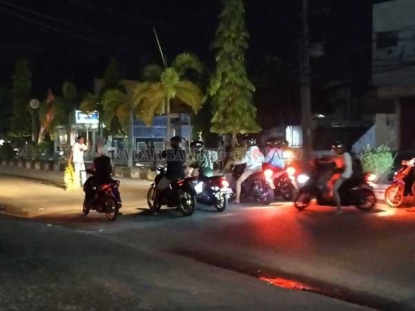 BALAP LIAR: Sejumlah pelaku balap liar berbaris melakukan start di Jalan HM Arsyad, Sampit, Minggu (21/2) dini hari.(FAHRY/RADAR SAMPIT)