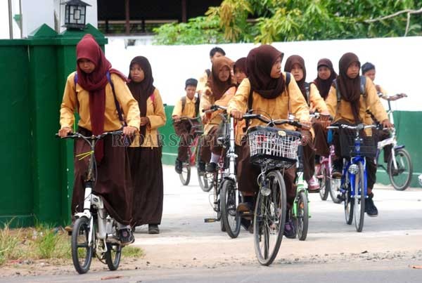 TETAP BDR : Sejumlah pelajar saat mengendarai sepeda menuju sekolah mereka. Sementara ini Sekretaris Daerah (Sekda) Seruyan Djainud
