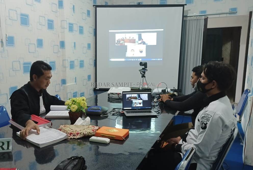 SIDANG ONLINE : Jaksa Penuntut Umum, Brurianto Sukahar menghadirkan saksi Fajar Sidiq selaku Anggota Polres Lamandau yang menangkap para terdakwa dalam sidang online kasus sabu yang menjerat sejumlah sopir truk. (ISTIMEWA/RADAR PANGKALAN BUN)