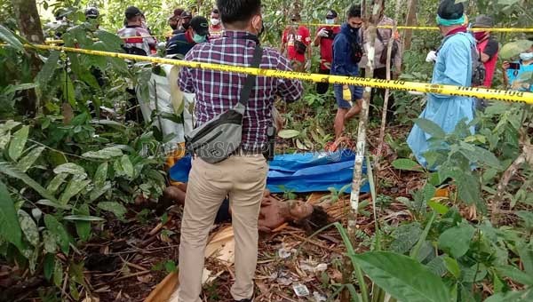 Anggota Polsek Dusun Tengah bersama tim identifikasi Polres Bartim melakukan olah TKP penemuan ODGJ. (Humas Polres Bartim).