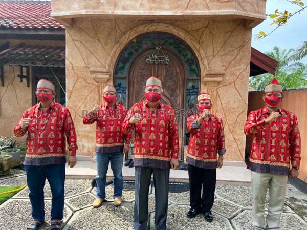 KOMPAK : Ketua Forum Koordinasi Kelompok Tani Dayak Misik Provinsi Kalteng Drs Dagut SH,  saat foto bersama anggota beberapa Kelompok Tani Dayak Misik Provinsi  Kalteng, baru-baru tadi.(Agus Fataroni/Radar Palangka)