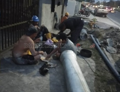 Petugas memperbaiki pipa PDAM yang bocor di Jalan Jend Ahmad Yani tadi malam.(Ist/Radar Pangkalan Bun)