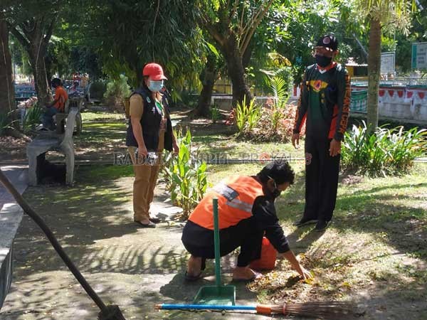 RAZIA : Petugas tim gugus dan kepolisian ketika mengawi warga yang menjalani hukuman lantaran kedapatan tidak menerapkan protokol kesehatan, saat ada razia penerapan protokol kesehatan di sekitar Kota Palangka Raya, baru-baru tadi.( istimewa)