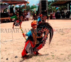 JARANAN : Kesenian Jawa yang mencoba bertahan di tengah gempuran kemajuan zaman. Pandemi Covid-19 mengganggu segalanya, termasuk upaya pelestarian kesenian yang dikenal dengan pemain kesurupan itu. Salah satu pertunjukan jaranan di akhir tahun 2019 lalu.