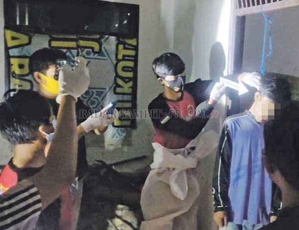 GANTUNG DIRI: Jenazah Muhammad Ilham (20) saat ditemukan dalam kondisi tergantung, Selasa (23/2) malam.( IST/RADAR SAMPIT)