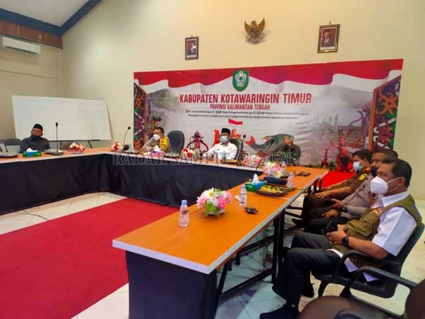 RAPAT: Kegiatan rapat evaluasi penanganan Covid-19 yang dipimpin Plh Bupati Kotim Akhmad Husain, Selasa (24/2).(IST/RADARSAMPIT)