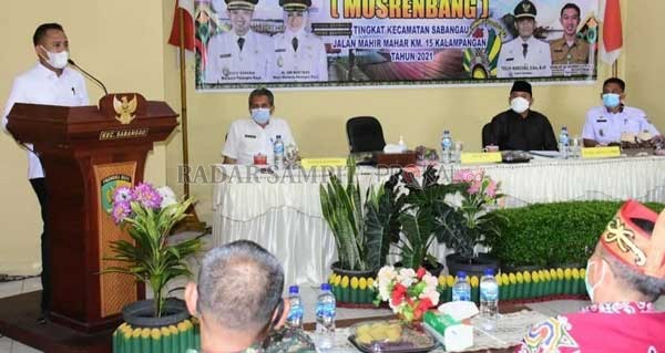PAPARAN : -  Wali Kota Palangka Raya, Fairid Naparin membuka secara resmi Musyawarah Perencanaan Pembangunan (MUSRENBANG) RKPD Tingkat Kecamatan Sebangau Tahun 2021, Rabu (24/2).(IST HUMAS PROTOKOL)