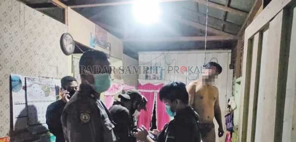 MENINGGAL : Jenazah  Anang Syahrani (49) saat ditemukan di lokasi kejadian.