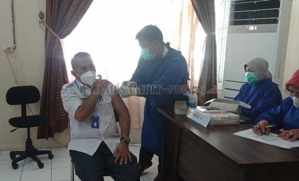 VAKSIN: Kepala Dinas Kesehatan Seruyan Mahdiniansyah, saat di vaksin tahap II pada Rabu (24/2) lalu.(IST/RADARSAMPIT)