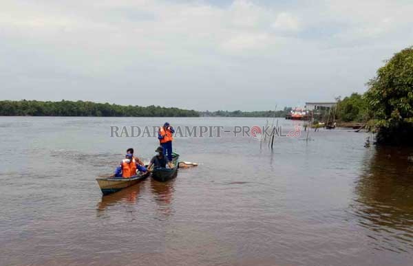 EVAKUASI: Anggota Ditpolairud Polda Kalteng melakukan evakuasi terhadap ABK yang hilang dan tenggelam di Daerah Aliran Sungai (DAS) Mentaya, Kelurahan Tanah Mas, Kamis (25/2).(DITPOLAIRUD/RADAR SAMPIT)