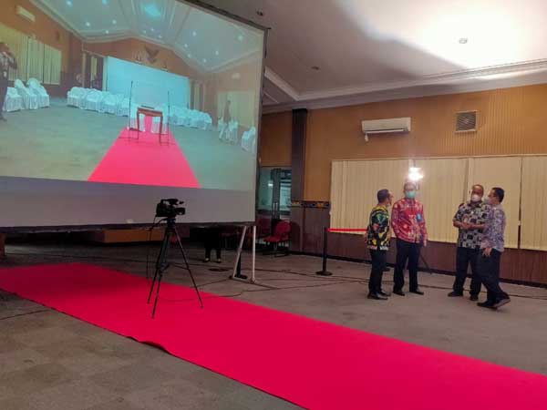 TINJAU: Ketua Plh Satgas Penanganan Covid-19 Kotim Multazam saat mendampingi Plh Bupati Kotim Akhmad Husain saat meninjau lokasi pelantikan Bupati dan Wakil Bupati Kotim terpilih di Kantor DPRD Kotim, Kamis (25/2).(YUNI/RADAR SAMPIT)