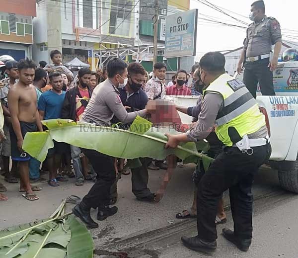 EVAKUASI : Petugas Unit Laka Satlantas Polres Kotim mengevakuasi jenazah pengendara sepeda motor, korban kecelakaan di Jalan Kapten Mulyono, Sampit, Kamis (25/2).( IST/RADAR SAMPIT)