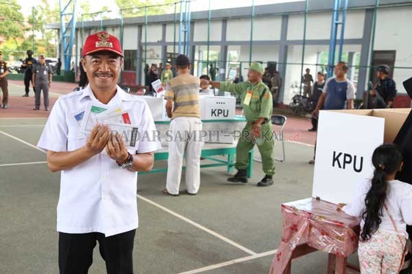 PILKADA: Bupati Seruyan Yulhaidir, saat menggunakan hak suaranya pada pelaksanaan Pilgub Kalteng beberapa waktu lalu.(DOK.RADARSAMPIT)