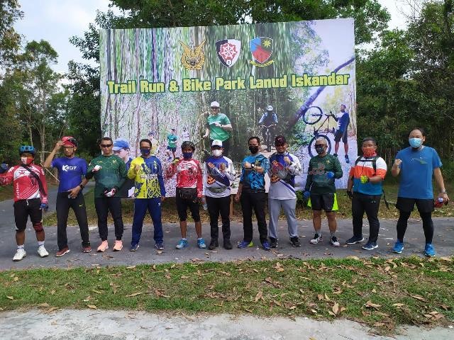 GOWESER KOBAR : Berbagai perwakilan komunitas sepeda di Kobar saat berswafoto, dengan latar belakang kawasan trail run dan bike Park hutan Lanud Iskandar, Pangkalan Bun, Sabtu (27/2) (SULISTYO/RADAR PANGKALAN BUN)