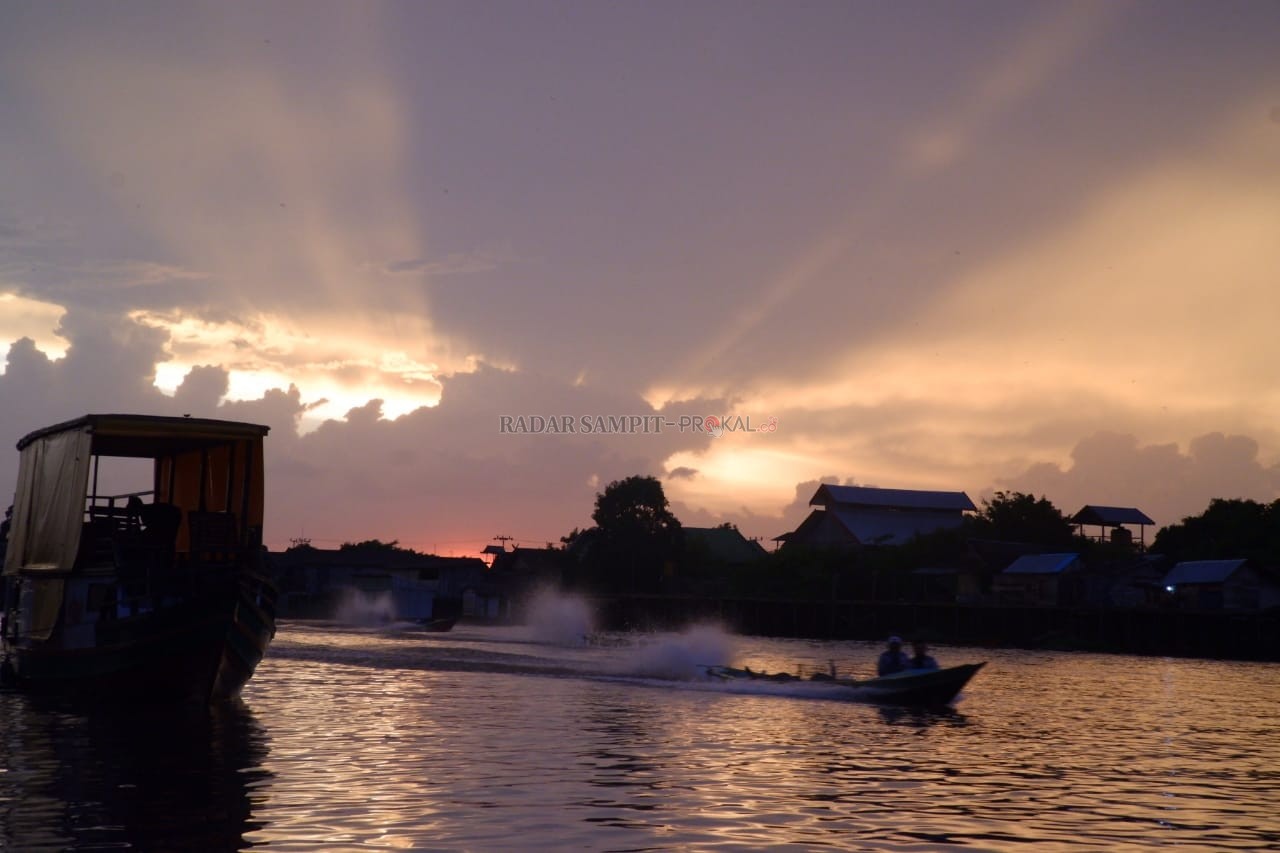 MENIKMATI SENJA : Susur Sungai Arut dengan kelotok wisata dengan latar belakangan panorama senja di Sungai Arut, Kecamatan Arut Selatan, Kabupaten Kobar, Jumat (26/2) (ISTIMEWA/RADAR PANGKALAN BUN)