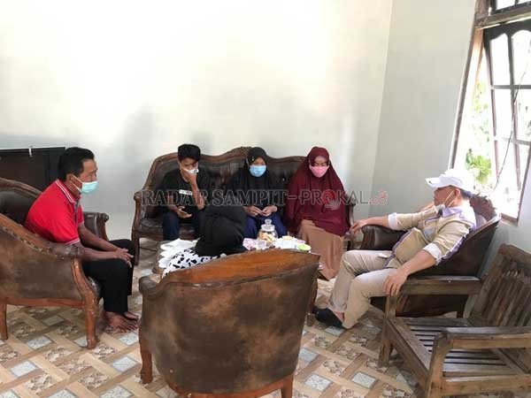 KUNJUNGI: Bupati Kotim Halikinnor saat menyambangi kediaman keluarga korban kecelakaan di Jalan Kapten Mulyono, Minggu (28/2).(IST/RADARSAMPIT)