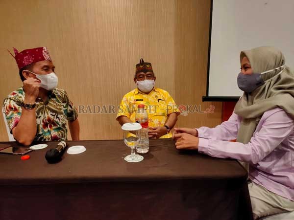 MENYEMPATKAN DIRI: Ketua Umum DAD Kalteng Agustiar Sabran didampingi Ketua DAD Kotim Untung berbincang dengan Direktur Radar Sampit Siti Fauziah, Senin (1/3).(YUNI/RADAR SAMPIT)