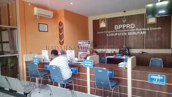 BAYAR PAJAK : Salah seorang warga sedang membayar pajak di Badan Pengelola Perpajakan dan Retribusi Daerah (BPPRD). Pemkab Seruyan mengimbau warganya untuk taat bayar pajak untuk mendukung pembangunan daerah.(HENDRI/RADAR SAMPIT)
