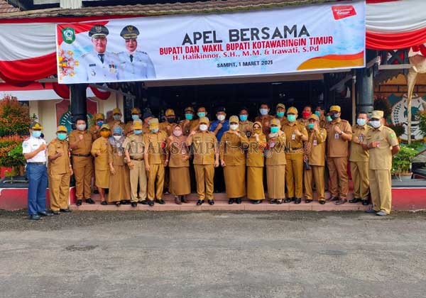 FOTO BERSAMA : Bupati Kotim Halikinnor berfoto bersama Kepala SOPD seusia apel bersama ASN lingkup Pemkab Kotim, Senin (1/3).( YUNI/RADAR SAMPIT)
