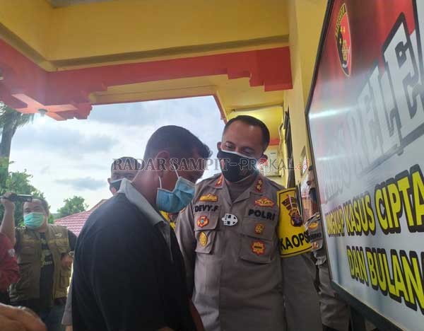 LANGGAR PROKES : Kapolres Kobar AKBP Devy Firmansyah saat menunjukkan tersangka pelanggaran protokol kesehatan dalam pesta pernikahan di Desa Kondang, Kecamatan Kotawaringin Lama.(RINDUWAN /RADAR PANGKALAN BUN )