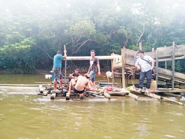 ILEGAL: Satreskrim Polres Lamandau menggerebek lokasi penambangan emas ilegal di kawasan Sungai Lamandau, tepatnya di Desa Penopa, Kecamatan Lamandau.(ISTIMEWA/RADAR SAMPIT)