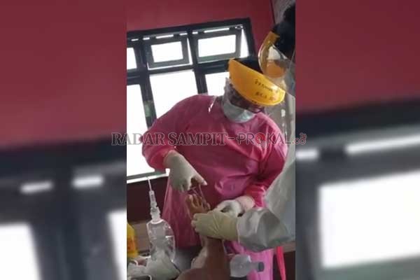 DIGIGIT BUAYA : Diaz saat mendapatkan penanganan di Puskesmas Kumai usai diserang buaya Sungai Kumai, Kamis (4/3).(   ISTIMEWA/RADAR PANGKALAN BUN)