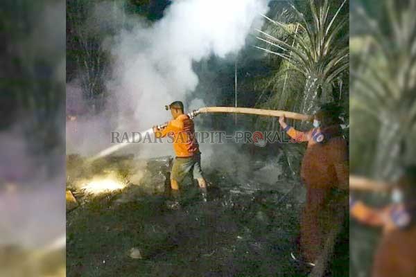 LUDES TERBAKAR : Sebuah rumah di Jalan Poros Liku Mulya Sakti, Desa Tamiang, Kecamatan Bulik ludes terbakar pada Sabtu (6/3) malam. Tim Badan Penanggulangan Bencana Daerah (BPBD) langsung turun ke lapangan melakukan pemadaman meski bangunan rumah tak utuh