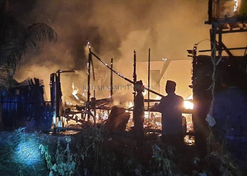 KEBAKARAN : Sebuah rumah di kawasan padat penduduk Jalan Haji Munawar RT 2 Kelurahan Madurejo, Kecamatan Arut Selatan, Kotawaringin Barat ludes terbakar, Senin (8/3) malam. Satu unit mobil juga turut terbakar dalam kejadian yang belum diketahui penyebabny