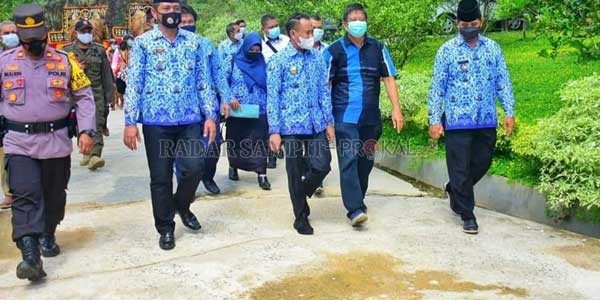 RESMI : Wali Kota Palangka Raya Fairid Naparin dan rombongan dalam satu kesempatan kunjungan kerja di kawasan Kecamatan Bukit Batu, belum lama ini.(ISTIMEWA/ HUMAS PROTOKOL)