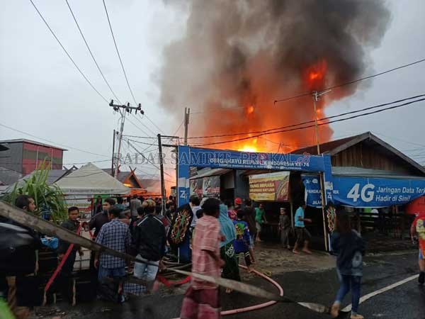 HEBOH: Kawasan yang dikenal dengan sebutan ”Kampung Narkoba” dihebohkan dengan amukan api yang melumat enam rumah, Selasa (9/3), di Jalan Riau Palangka Raya.(IST/RADAR SAMPIT)