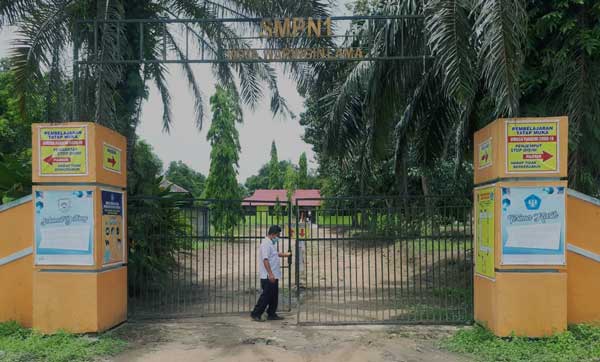 TUTUP : SMPN 1 Kotawaringin Lama  (Kolam) terpaksa harus kembali memberlakukan belajar secara online atau Belajar Dari Rumah (BDR) karena kawasn itu masuk zona merah penyebaran Covid-19.(   GUSTI HAMDAN/RADAR PANGKALAN BUN)