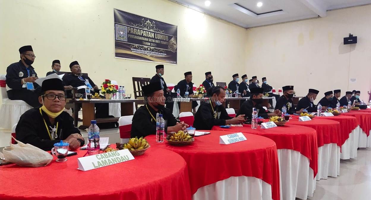 PRAPATAN LUHUR : Organisasi Persaudaraan Setia Hati Terate (PSHT) yang berpusat Madiun menggelar Prapatan Luhur secara virtual di aula Hotel Patta Rajasa Pangkalan Bun, Sabtu (13/3). (SYAMSUDIN/RADAR PANGKALAN BUN)