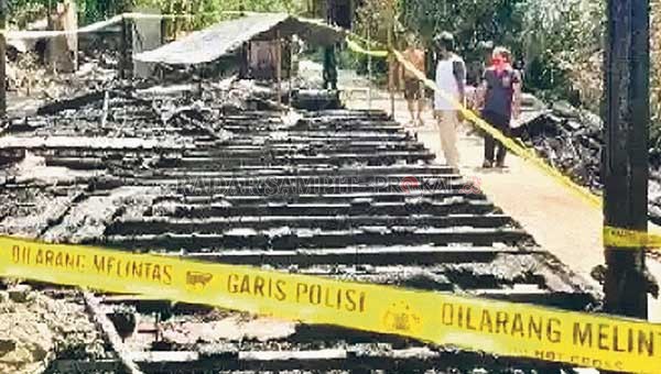 MUSIBAH: Puing-puing sisa kebakaran yang terjadi di Desa Talekoi ( atas)  dan Kelurahan Pendang (bawah) Kecamatan Dusun Utara Kabupaten Barito Selatan, pada Sabtu (13/3). Kerugian peristiwa ini masih ditaksir dan diselidiki aparat kepolisian setempat.(POL