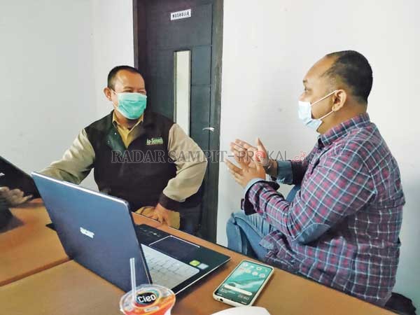 PRESENTASI: Ketua Panitia Lomba Balap Perahu Ces Tono Triyanto bersama perwakilan dari Disbupar Kotim mengikuti presentasi dengan Kemenparekaf, Senin (15/3).