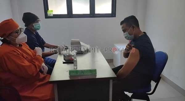 VAKSINASI: Salah seorang wartawan Radar Sampit saat mendapatkan suntik vaksin di Puskesmas Ketapang II, Senin, (15/3).(YUNI/RADAR SAMPIT)