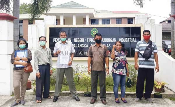 PERJUANGAN: Sejumlah warga Jalan Hiu Putih terus memperjuangkan lahannya hingga ke Pengadilan Negeri Palangka Raya.(DODI/RADAR SAMPIT)